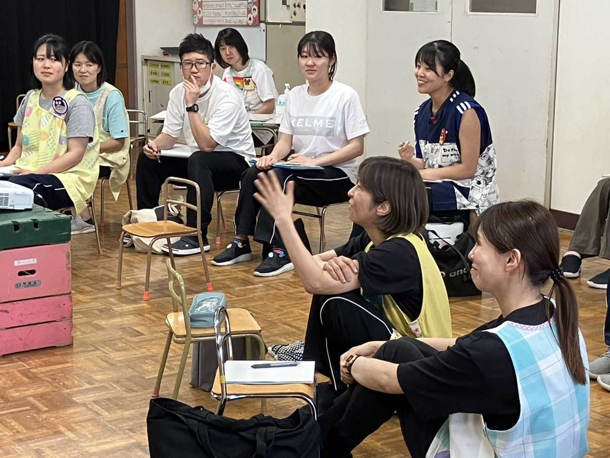 ＜フィードバック会｜目線動画視聴後の感想や学びを共有し合う保育士の様子＞